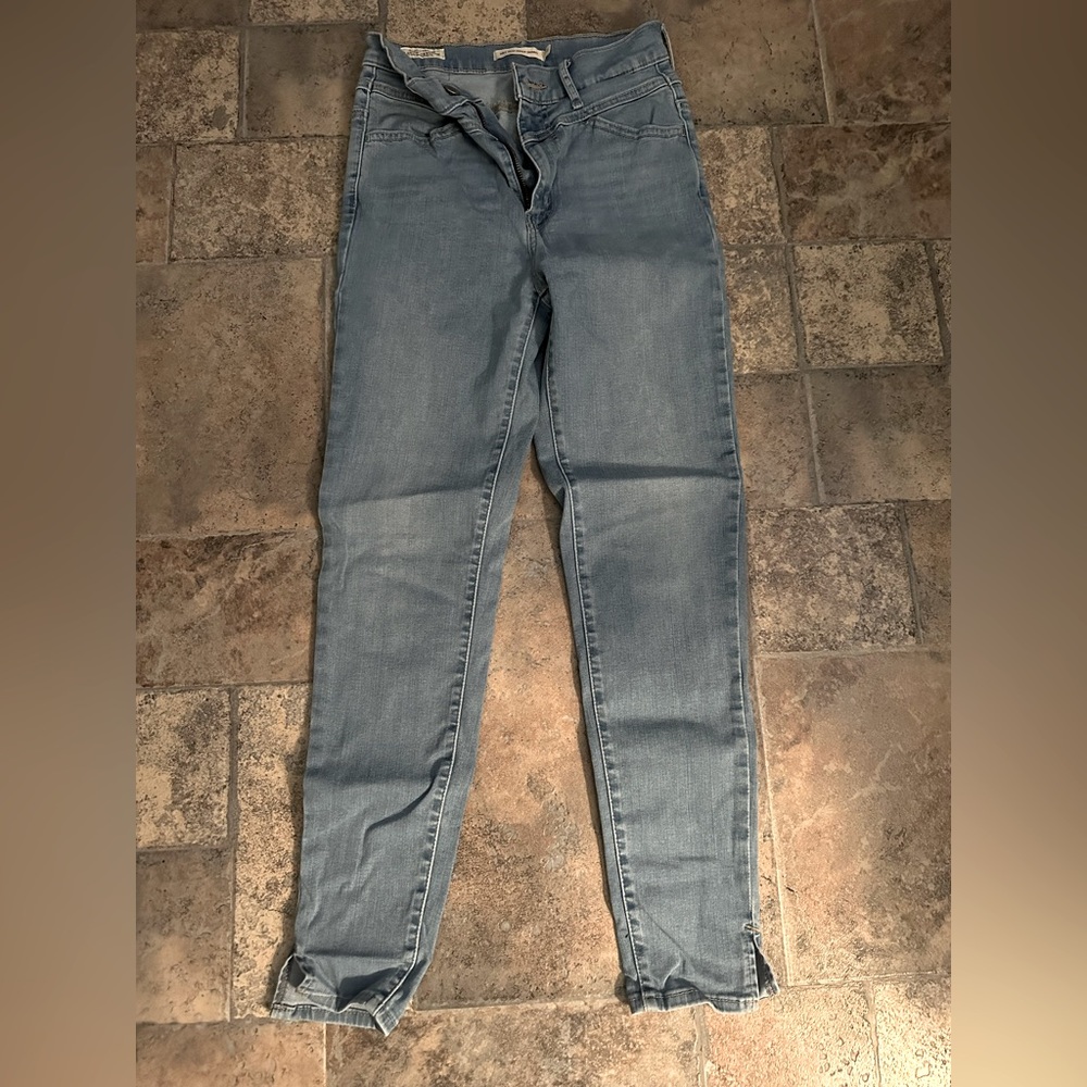 Women’s light wash Levis jeans